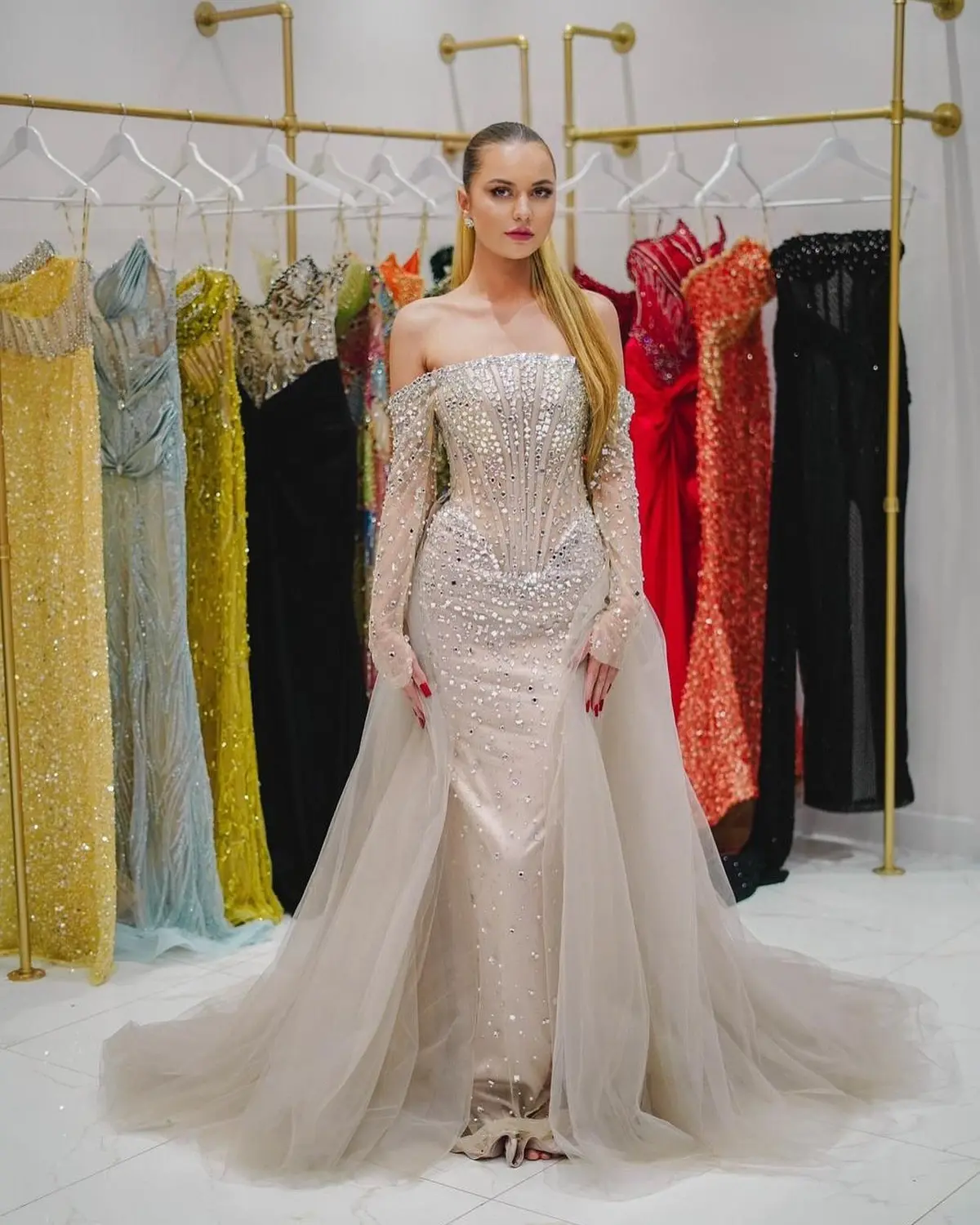 Kleid des V&E-Models in silbernem und mattgoldenem Kleid