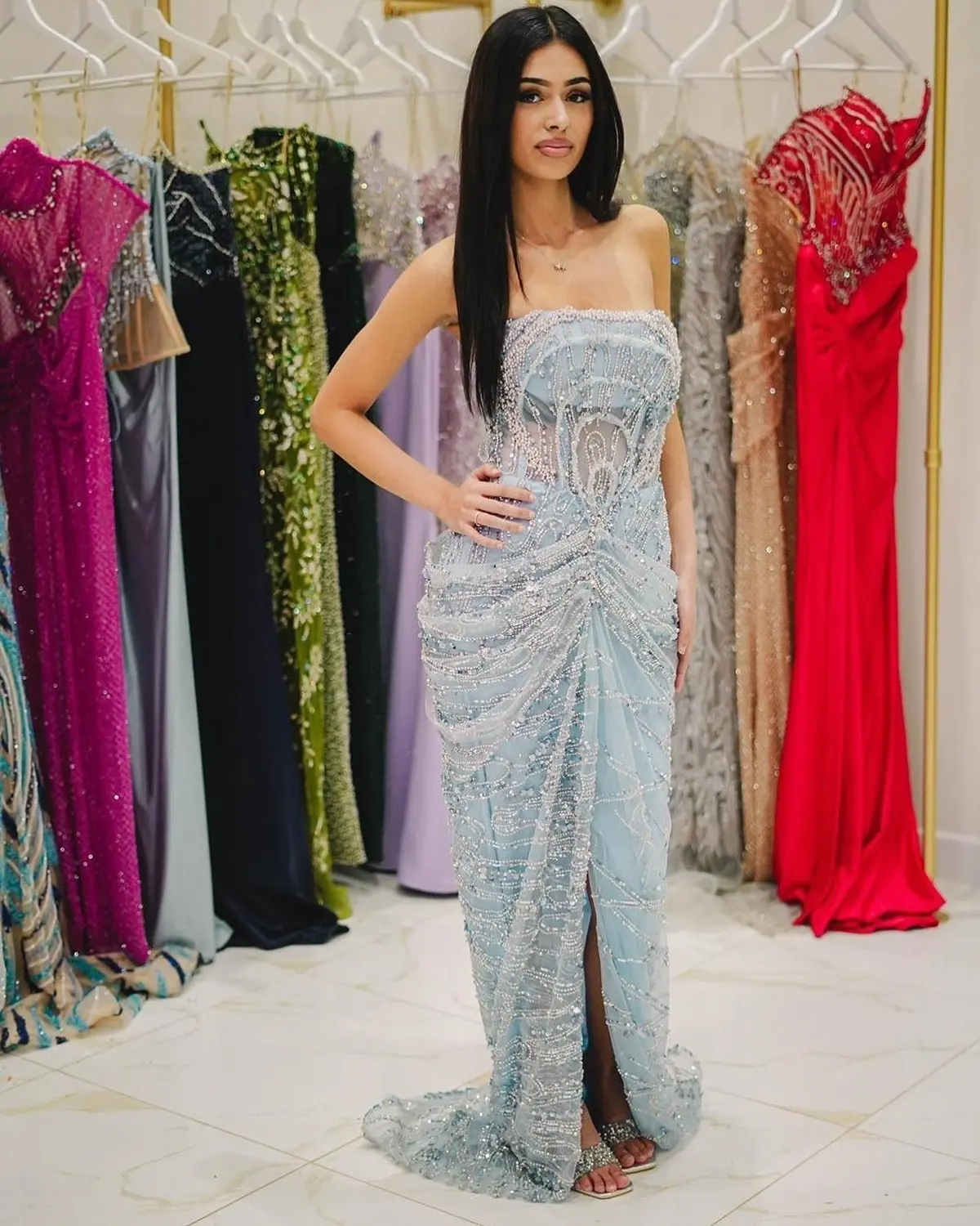 Kleid des V&E-Models in mondlichtfarbenem Kleid