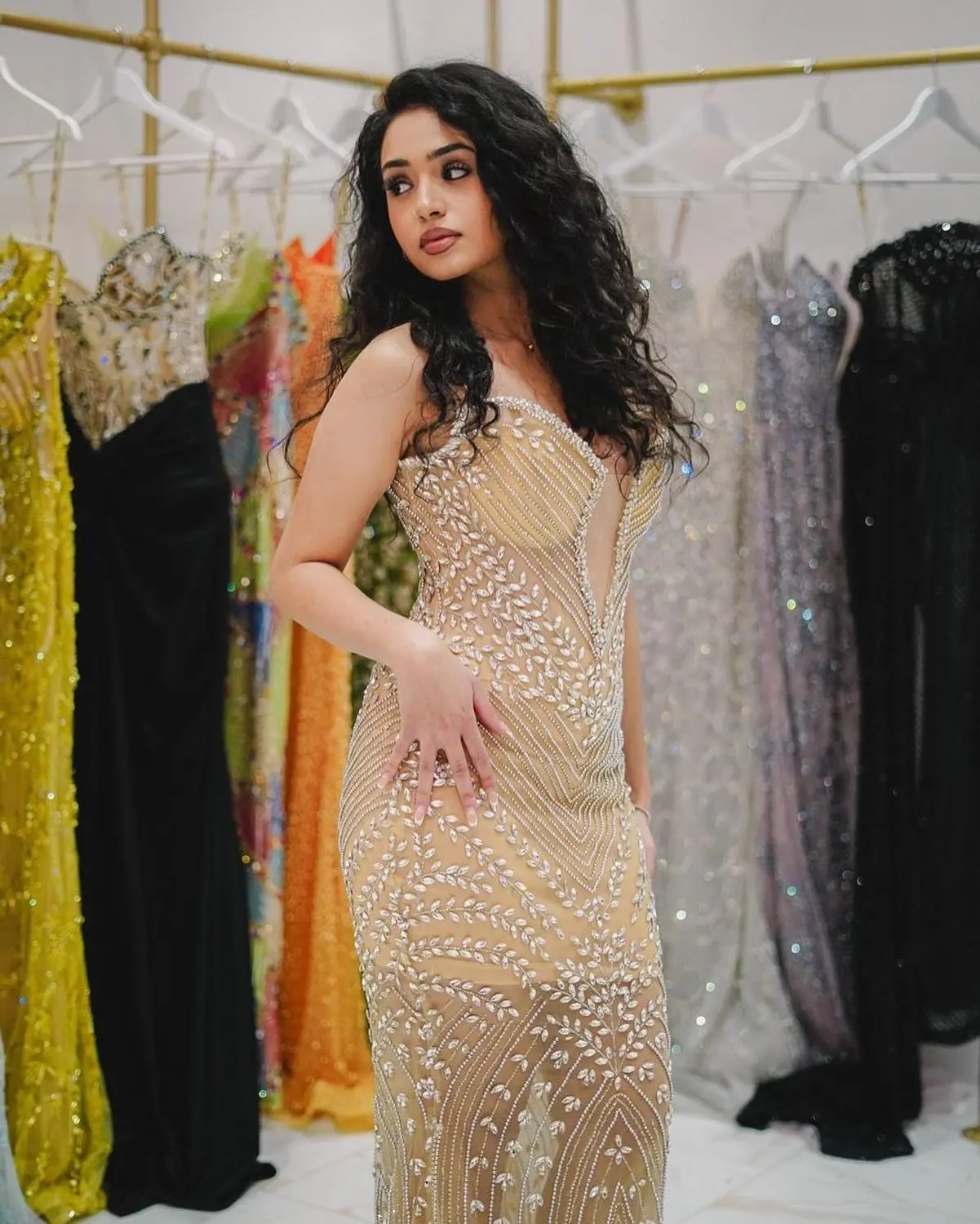 Kleid des V&E-Models in silbernem und hautfarbenem Kleid