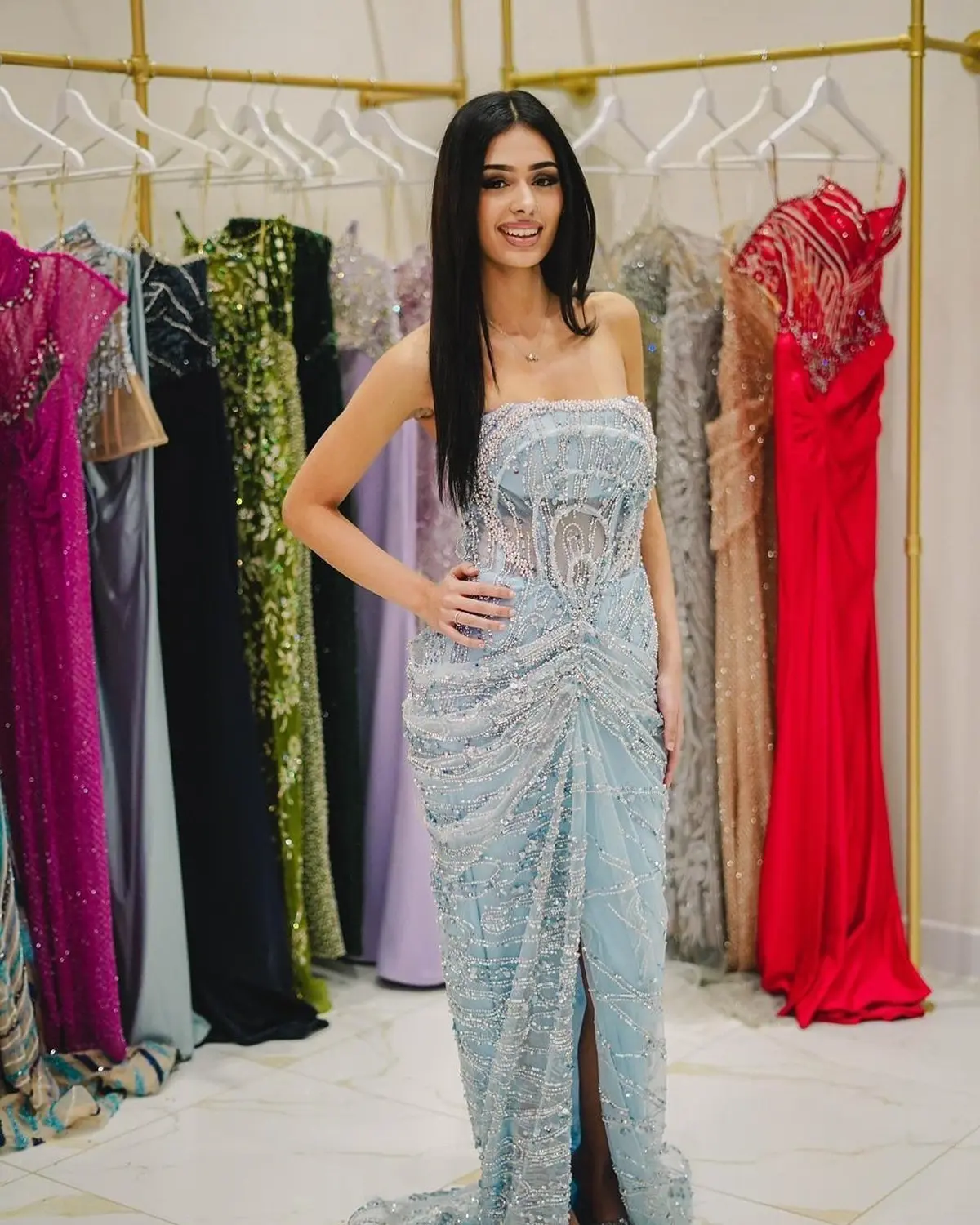 Kleid des V&E-Models in mondlichtfarbenem Kleid