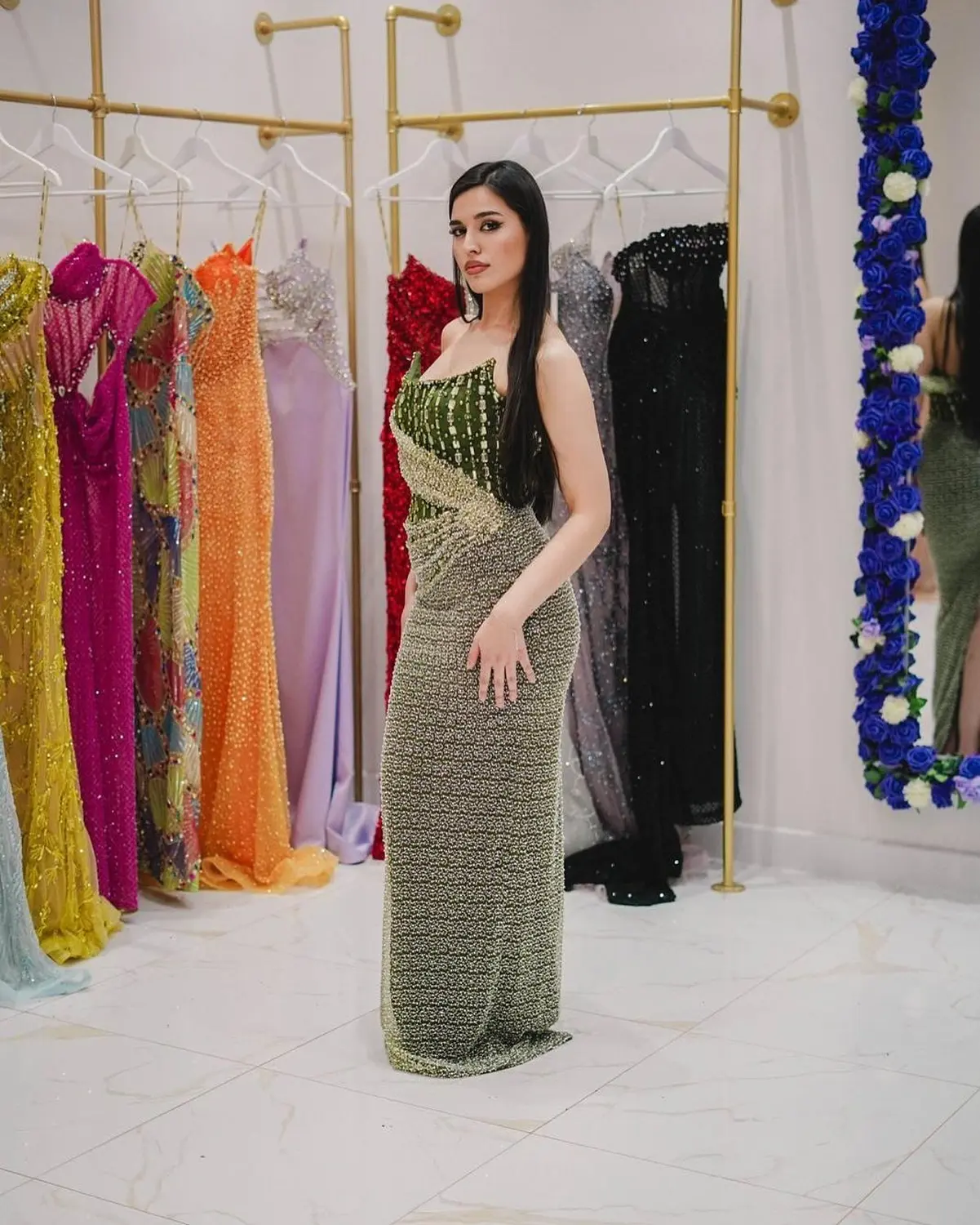 Kleid von V&E – Model trägt grünes langes Kleid