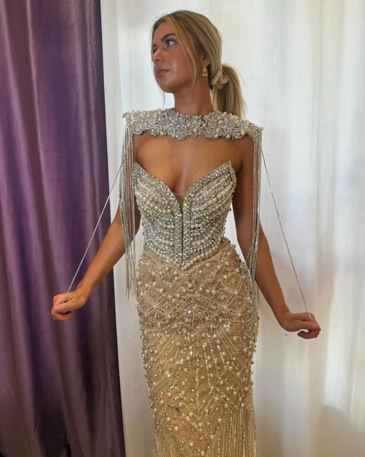 Kleid des V&E-Models in silbernem und hautfarbenem Kleid