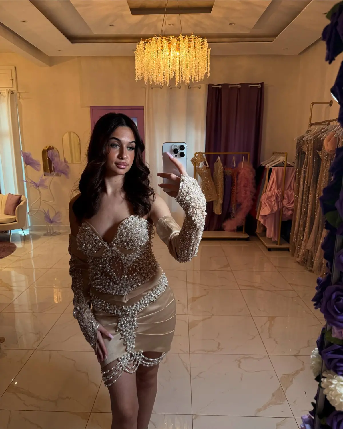 Kleid des V&E-Models in silbernem und hautfarbenem Kleid