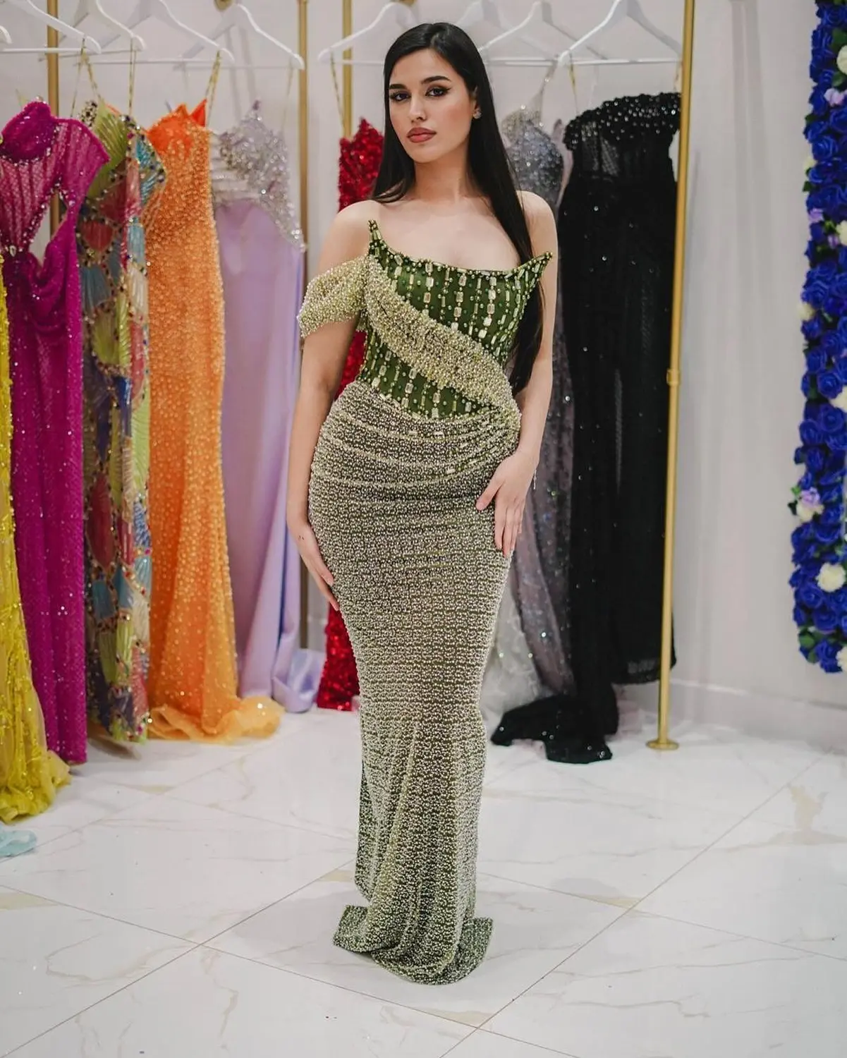 Kleid von V&E – Model trägt grünes langes Kleid