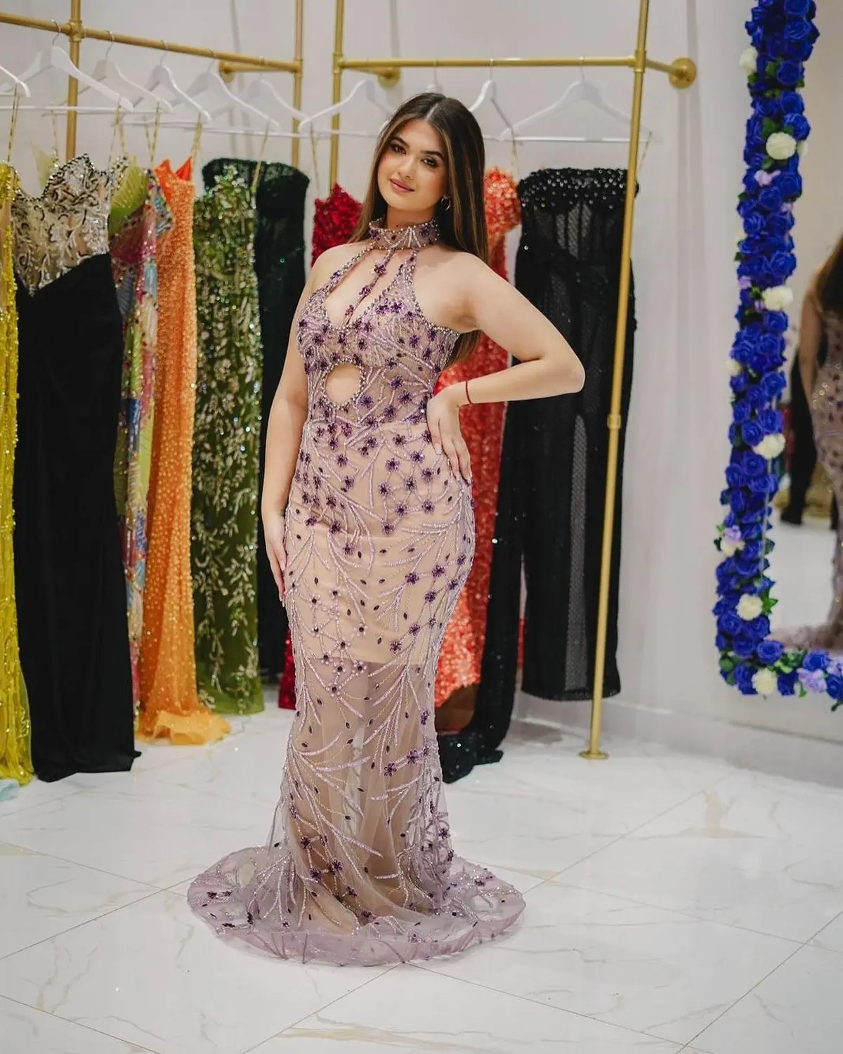 Kleid des V&E-Models in hautfarbenem und lila langem Kleid