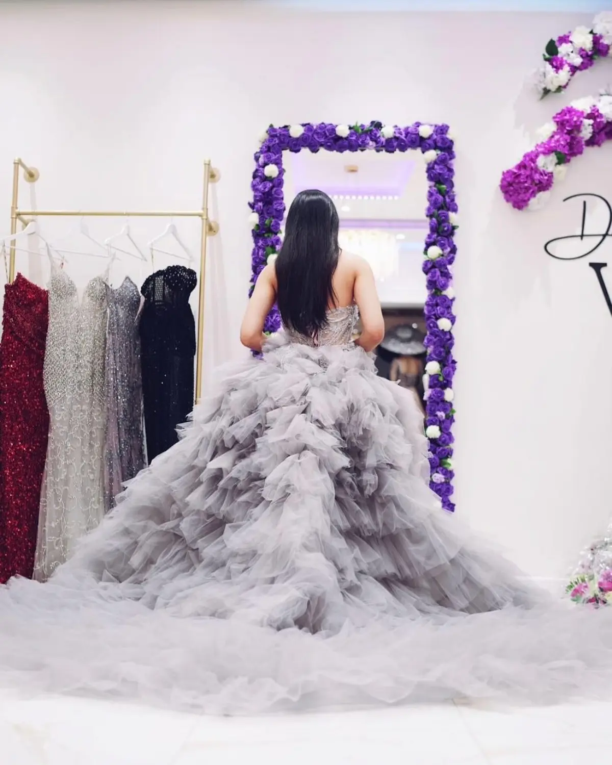 Kleid des V&E-Models in grauem, langem Kleid mit Faltenwurf