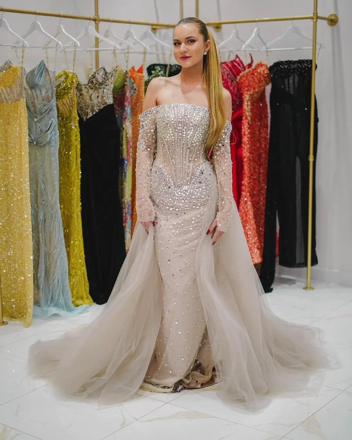 Kleid des V&E-Models in silbernem und mattgoldenem Kleid