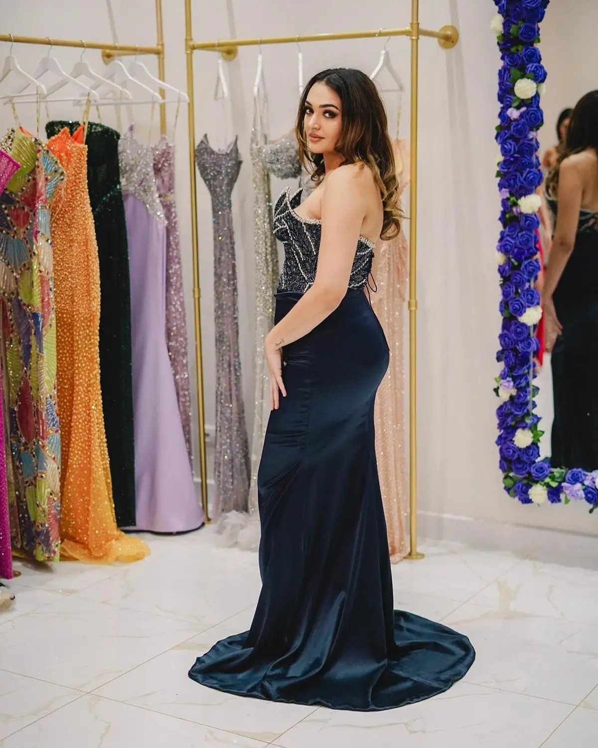 Kleid von V&E – Model trägt blaues Kleid
