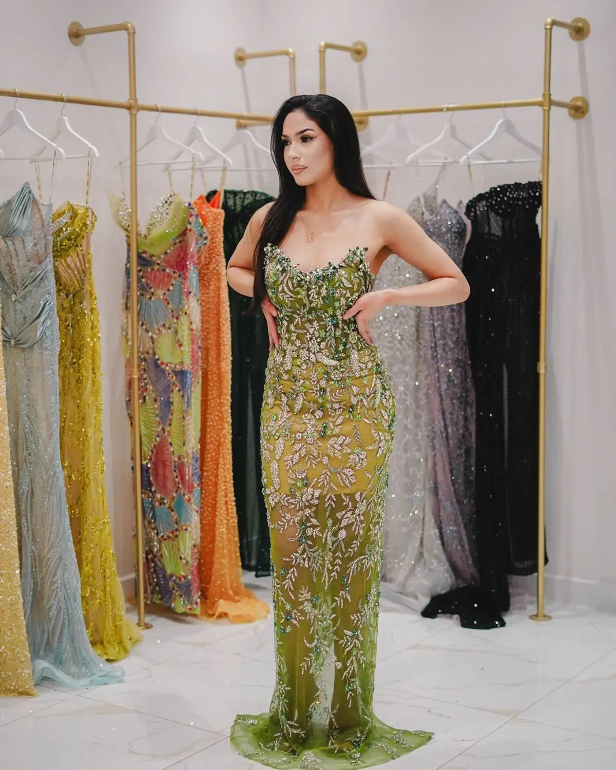 Kleid von V&E – Model trägt grünes langes Kleid
