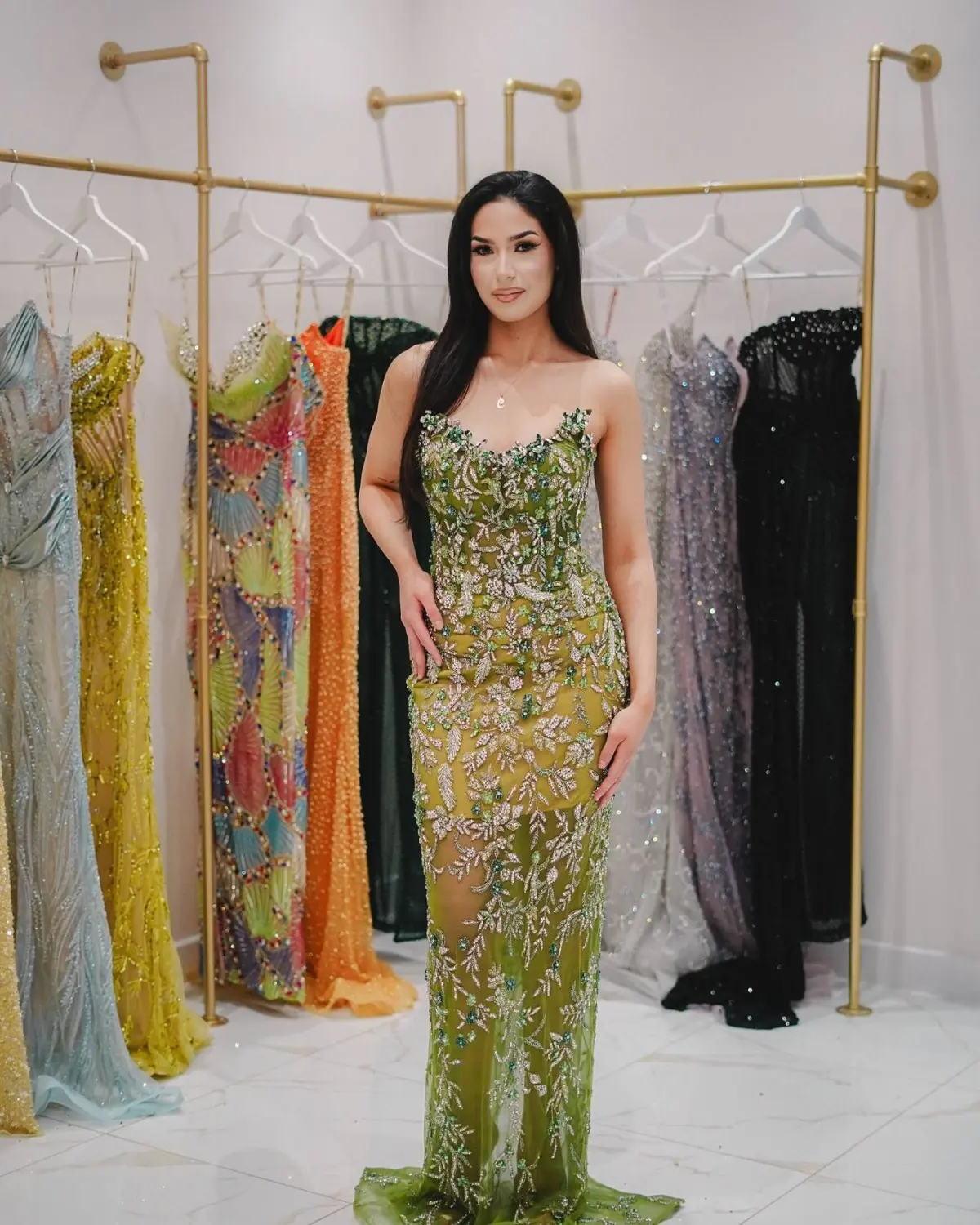 Kleid von V&E – Model trägt grünes Kleid