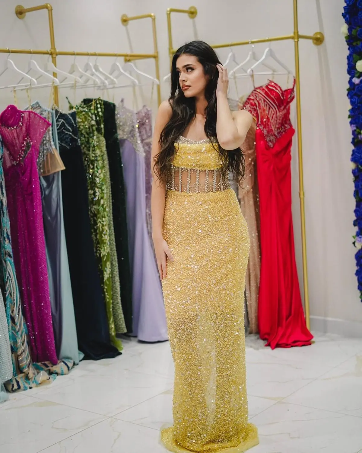 Kleid des V&E-Models im silbernen und gelben Kleid