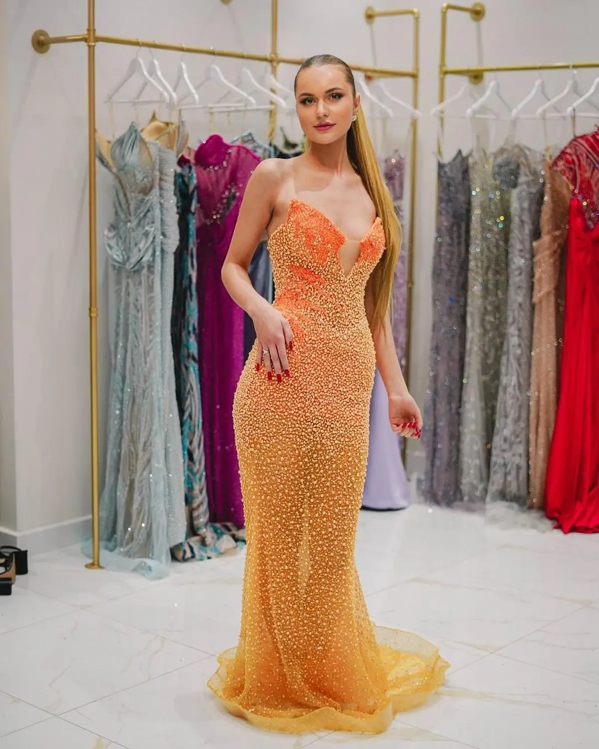 Kleid von V&E – Model trägt orangefarbenes Kleid