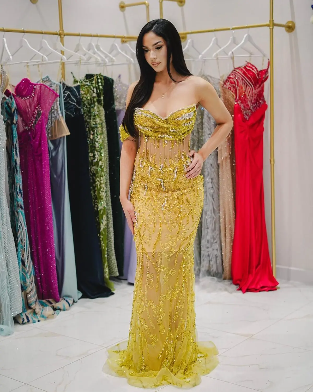 Kleid des V&E-Models im silbernen und gelben Kleid