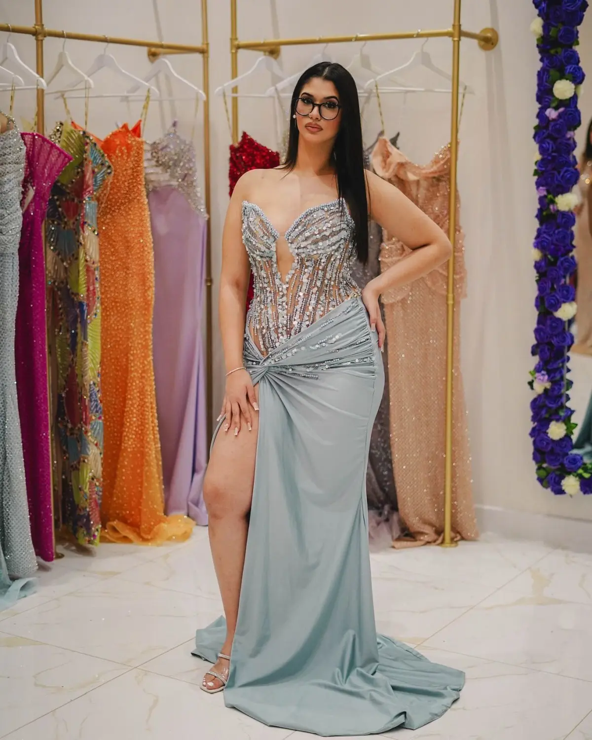 Kleid des V&E-Models in mondlichtfarbenem Kleid