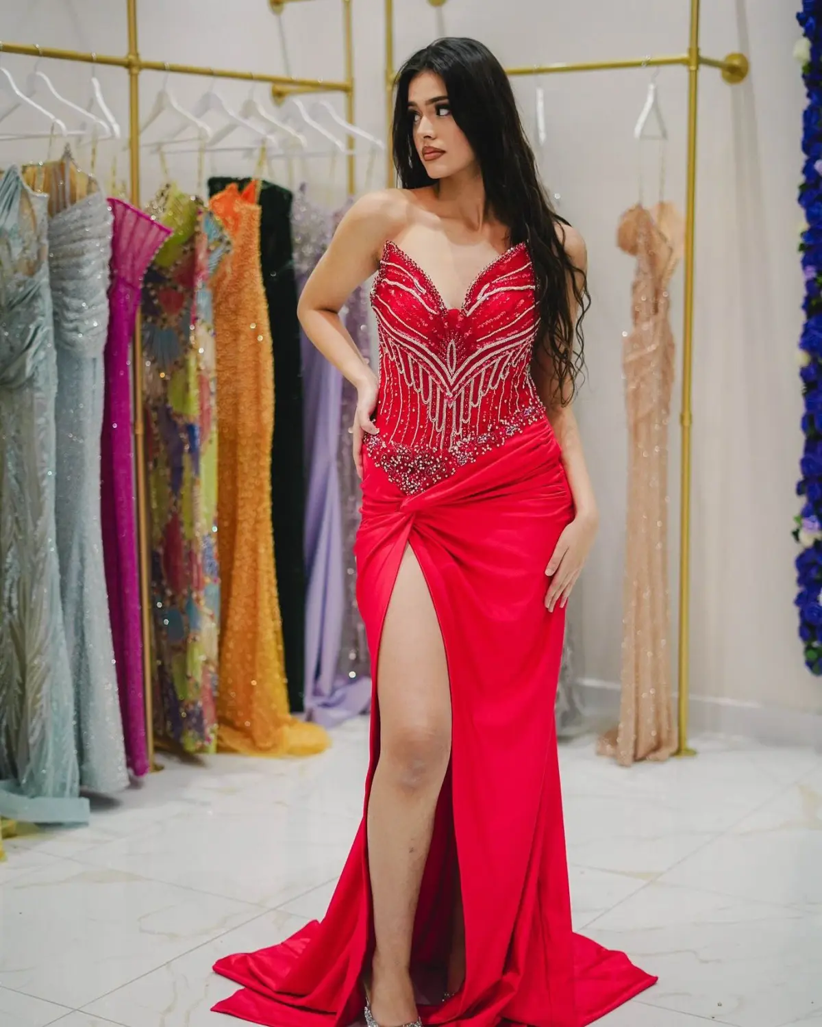 Kleid des V&E-Models im roten langen Kleid