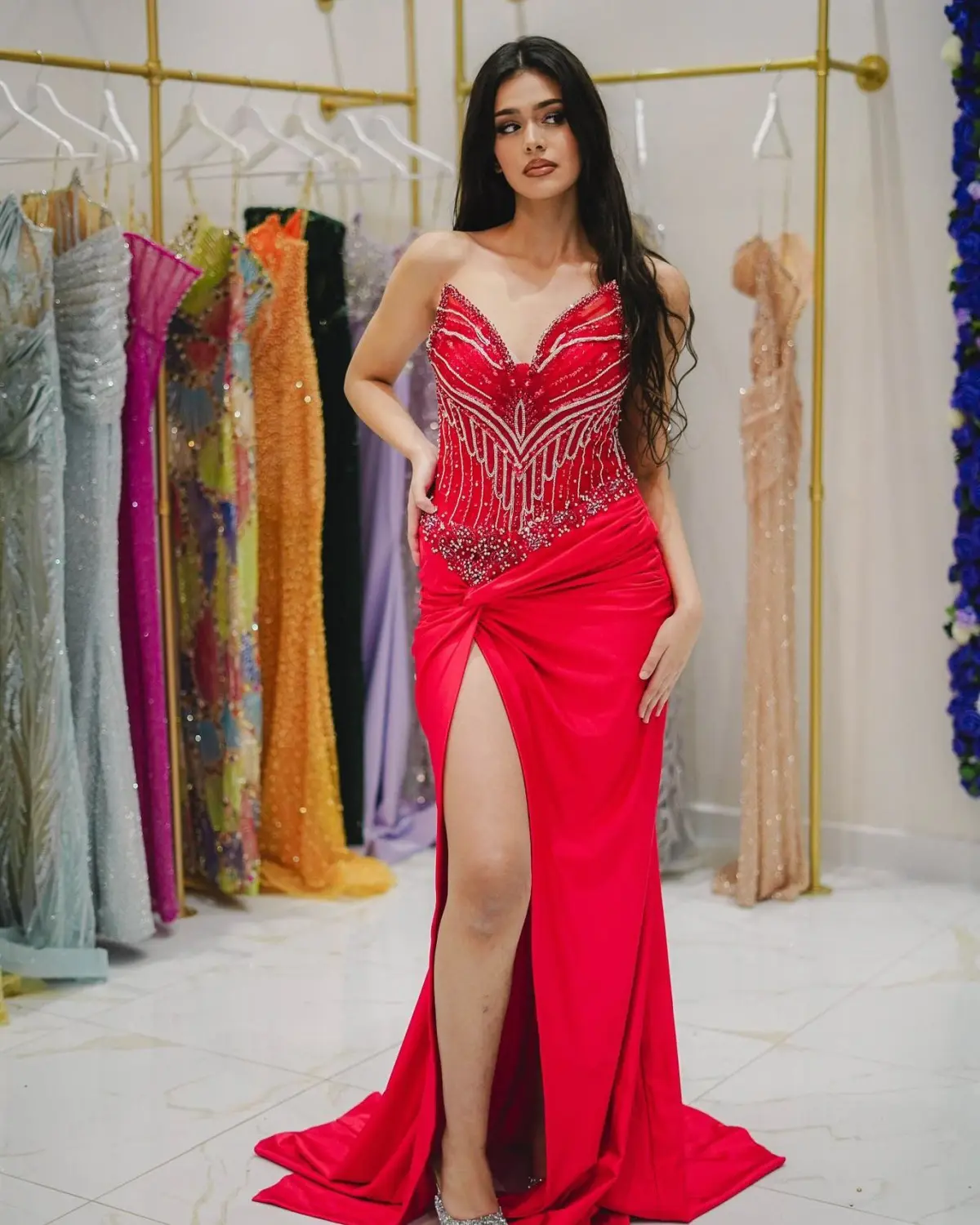 Kleid von V&E – Model trägt rotes Kleid