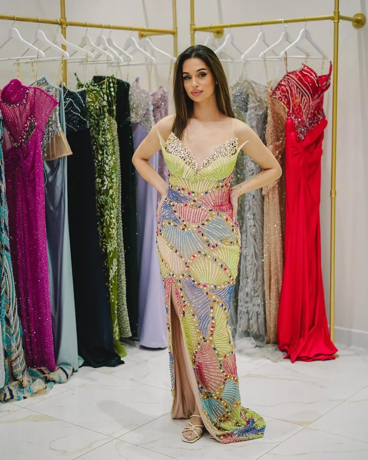 Kleid des V&E-Models, das ein wunderschönes buntes Kleid mit Perlenstickerei trägt