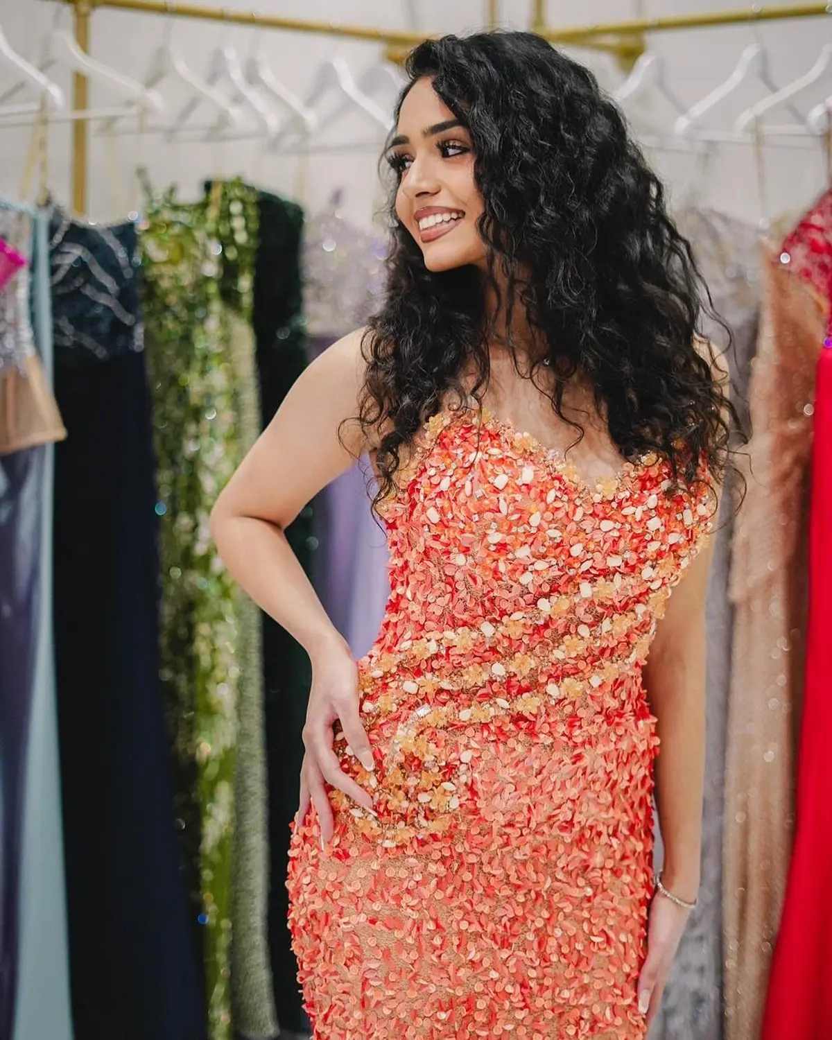 Kleid des V&E-Models im orange-gelben Kleid