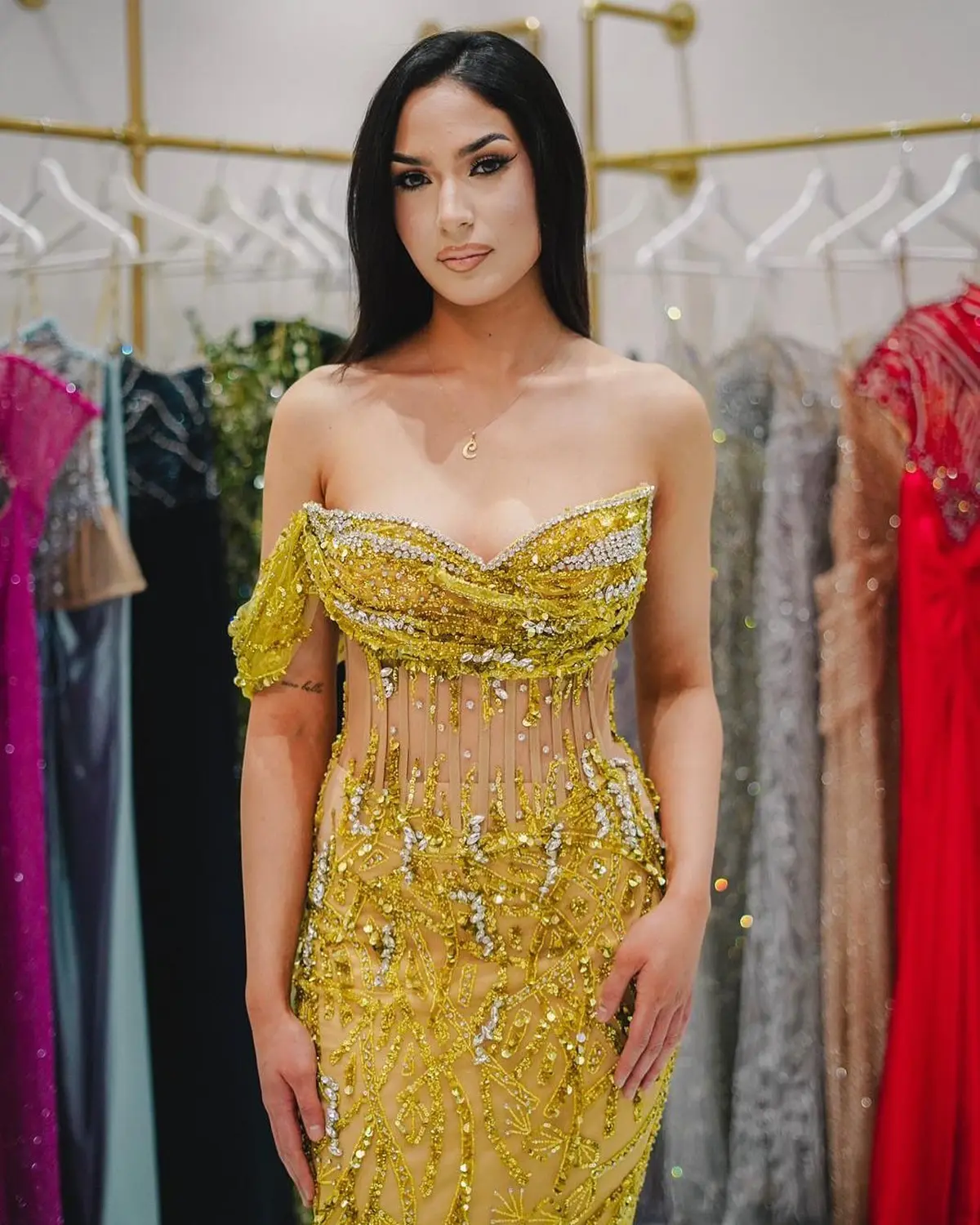 Kleid des V&E-Models im silbernen und gelben Kleid