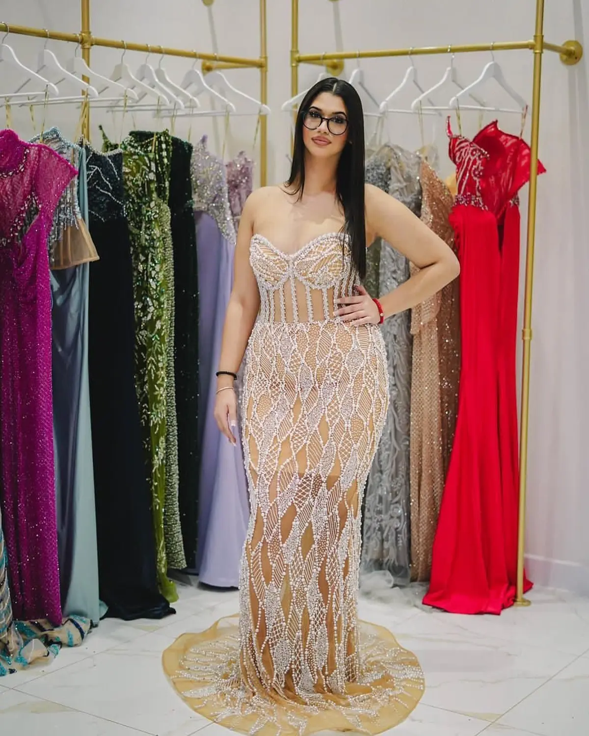 Kleid des V&E-Models in champagnerfarbenem Kleid mit Perlenbesatz