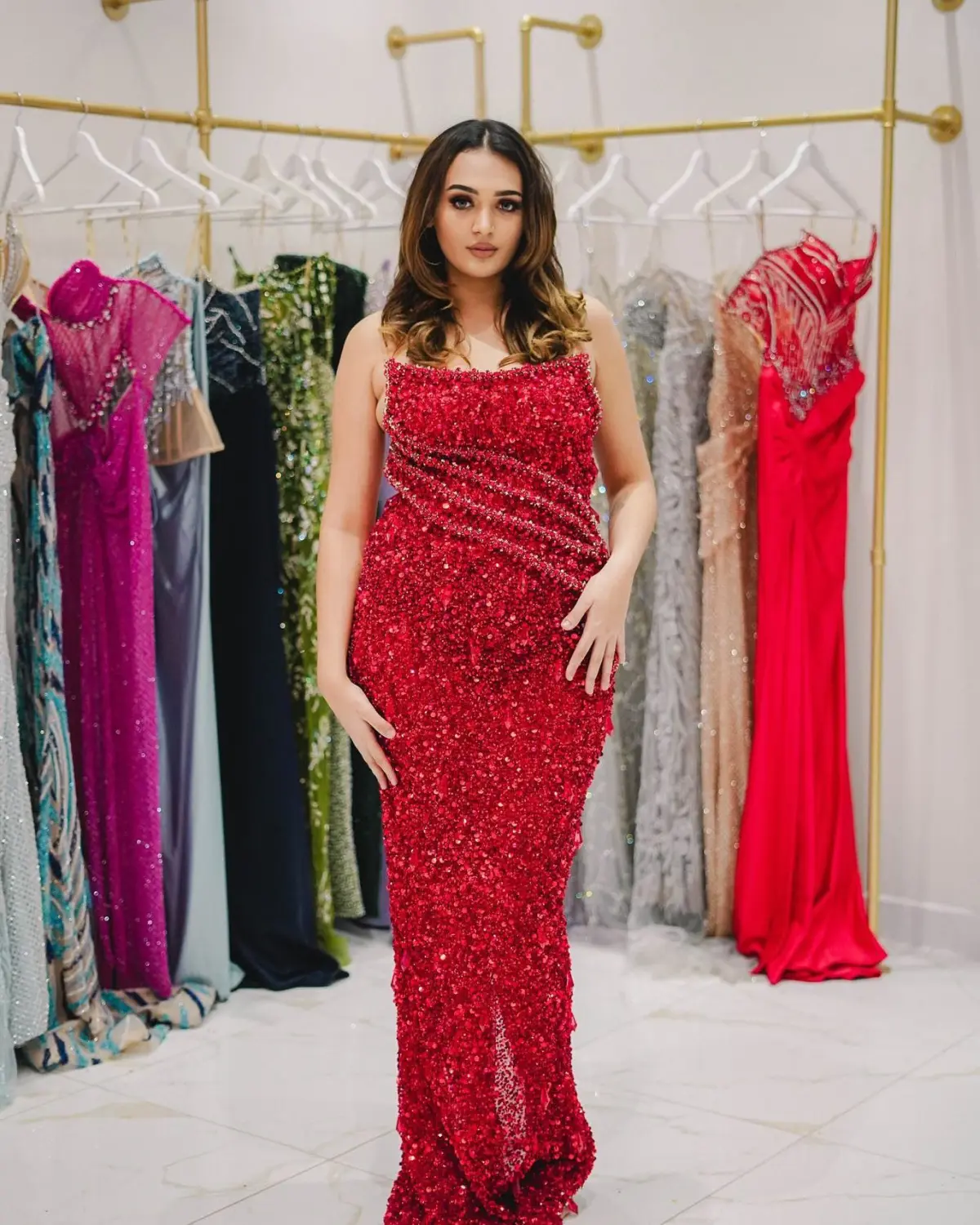 Kleid des V&E-Models im roten langen Kleid
