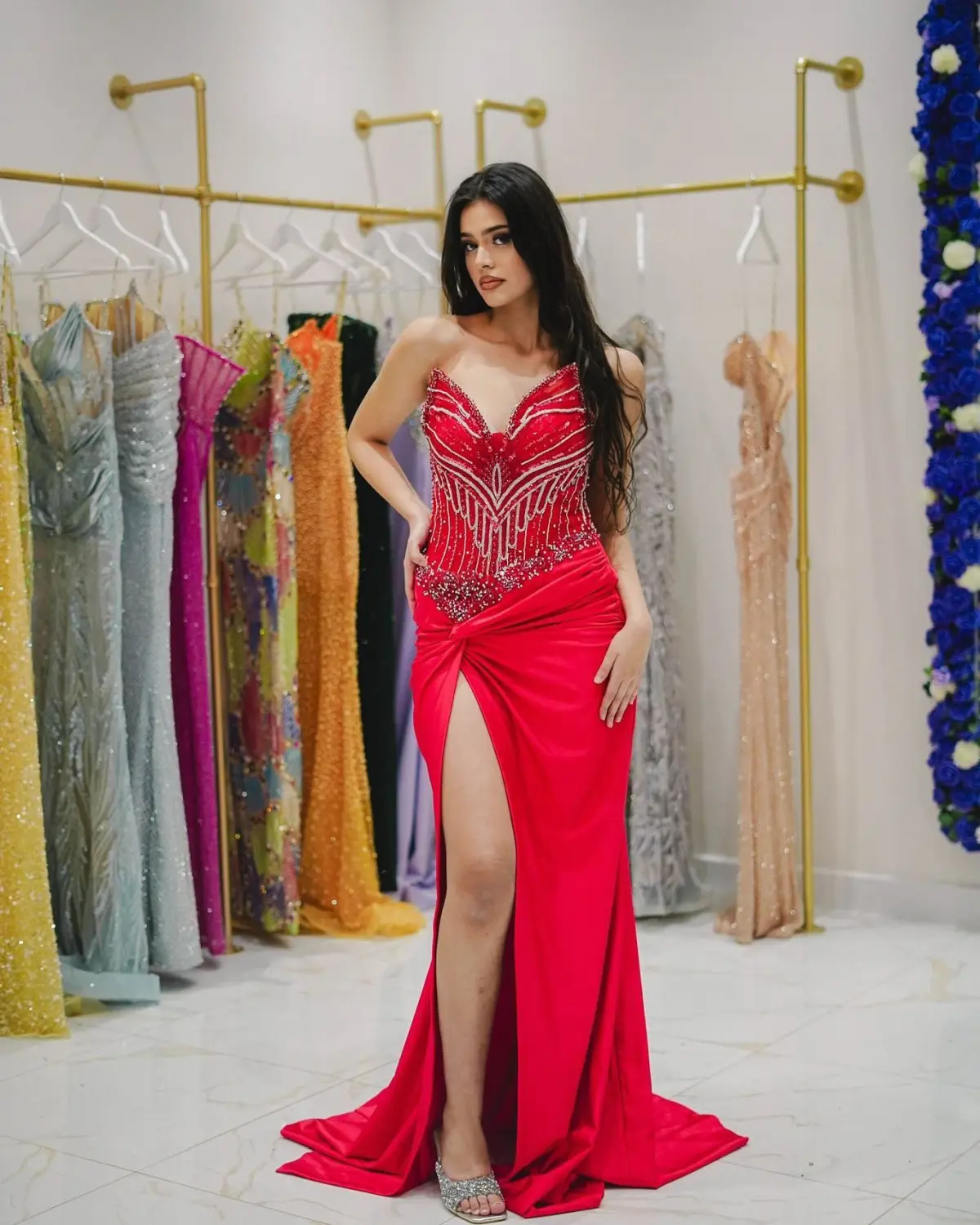 Kleid des V&E-Models im roten langen Kleid
