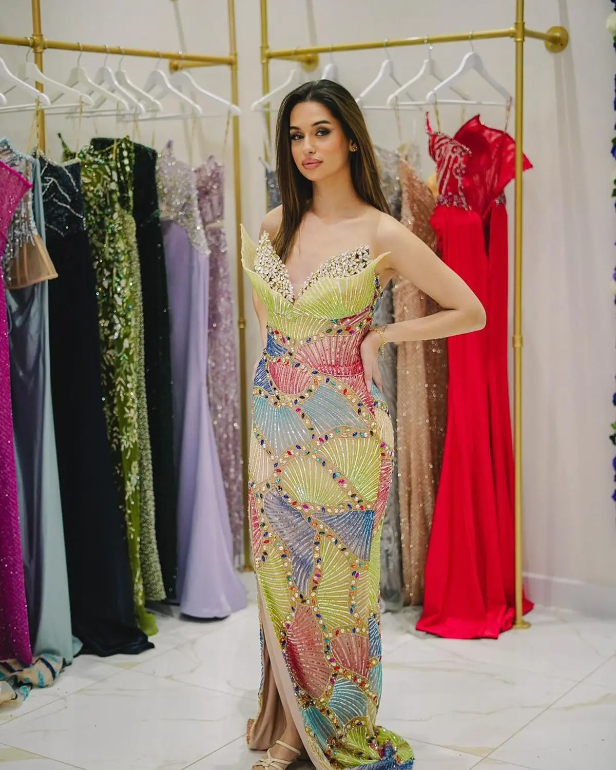 Kleid des V&E-Models, das ein wunderschönes buntes Kleid mit Perlenstickerei trägt